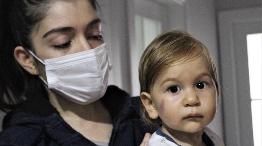 Dehşeti yaşadılar! 1 yaşındaki çocuğuyla yürüyen kadına 20 köpek saldırdı