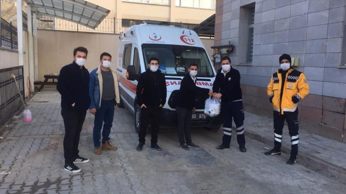 Sağlık &ccedil;alışanlarına esnaftan tatlı ikramı