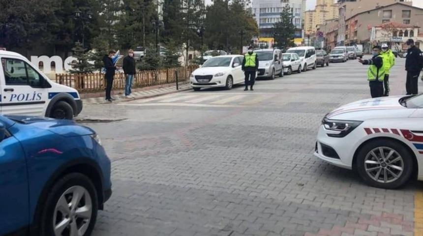 Yayalara maske, sosyal mesafe ve sigara denetimi