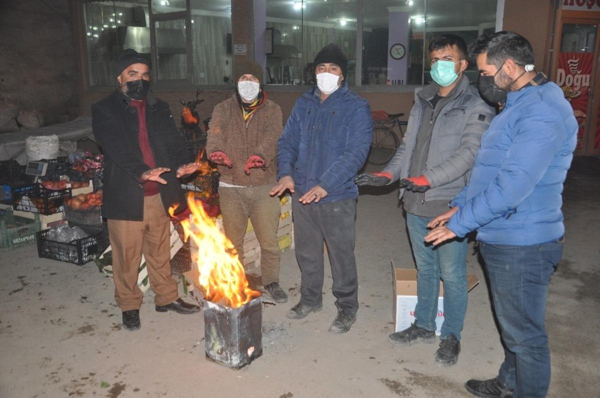 Y&uuml;ksekova&rsquo;da soğuk hava hayatı olumsuz etkiliyor