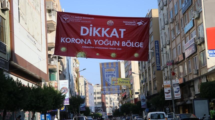 Hatay'da bazı mahallelere "korona yoğun bölge" afişi asıldı