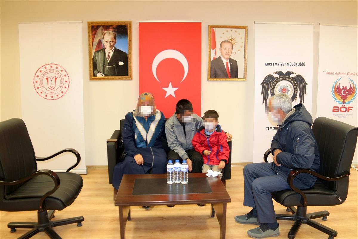 Muş'ta ikna &ccedil;abaları sonucu teslim olan ter&ouml;rist ailesiyle buluşturuldu
