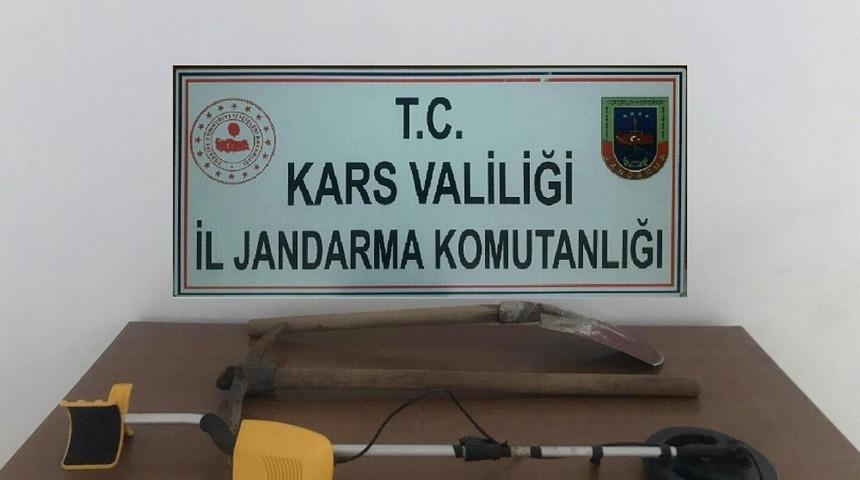 Sarıkamış’ta defineciler suçüstü yakalandı