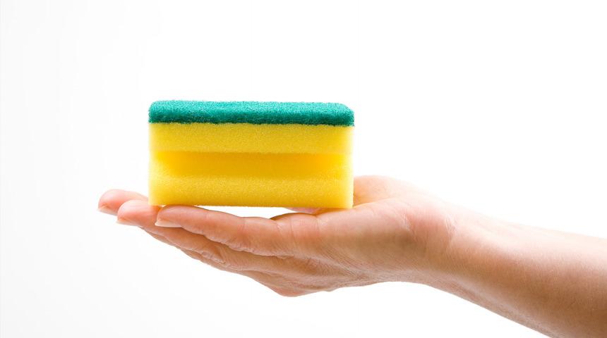 Hi&ccedil; aklımıza gelmezdi! Buzdolabına bulaşık s&uuml;ngeri koymak bakın ne işe yarıyor