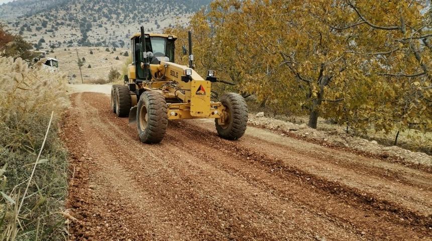 Mut’ta mahalleleri bağlayan yollar onarılıyor