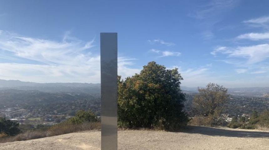 Bir monolit de Kaliforniya'da ortaya &ccedil;ıktı