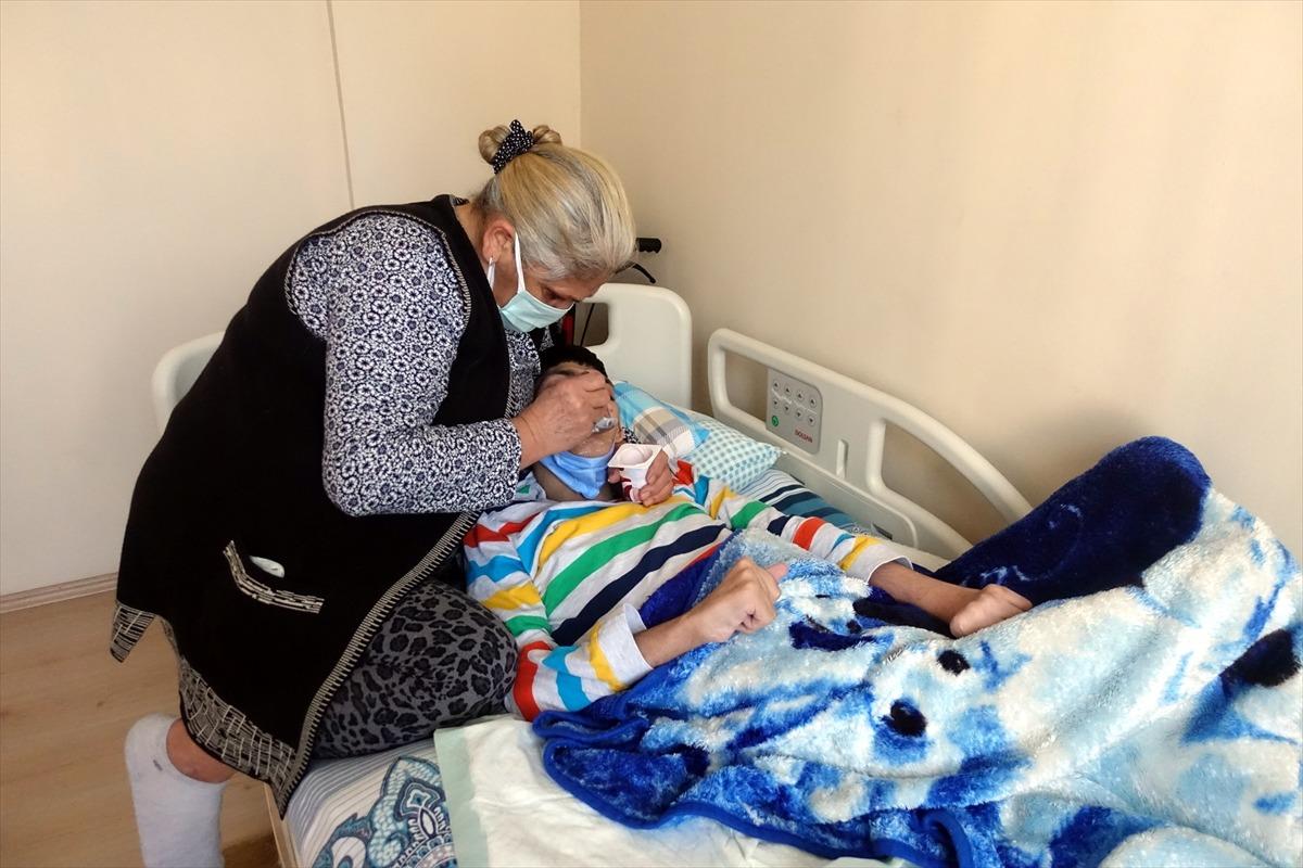 Annesi "cennet kuşu" diye sevdiği engelli oğluna g&ouml;z&uuml; gibi bakıyor