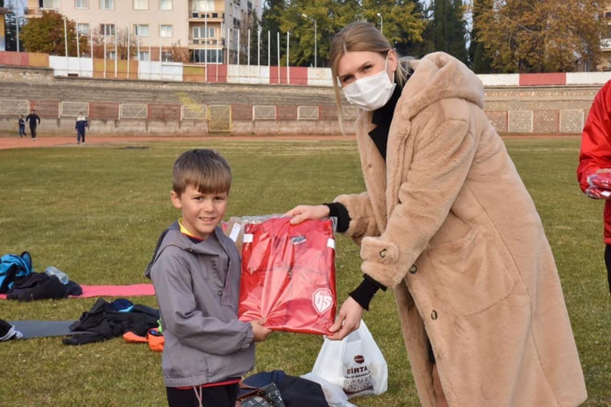 Sporculara yeni sezon forma ve antrenman malzeme verildi