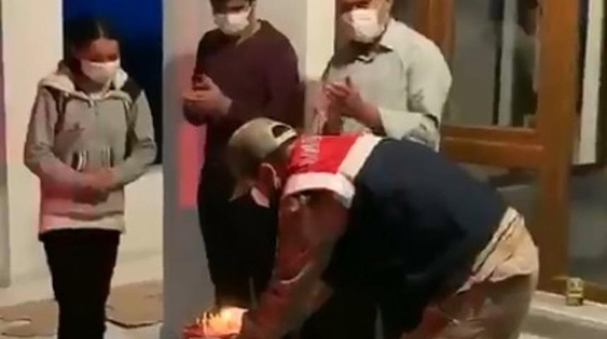 Jandarmadan k&uuml;&ccedil;&uuml;k Zeynep&rsquo;e doğum g&uuml;n&uuml; s&uuml;rprizi