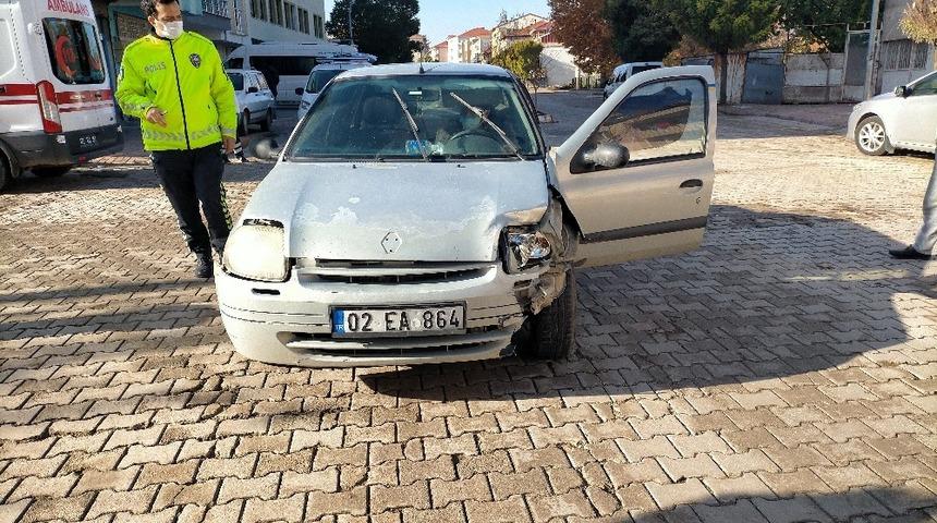 Otomobil ile hafif ticari ara&ccedil; &ccedil;arpıştı: 1 yaralı