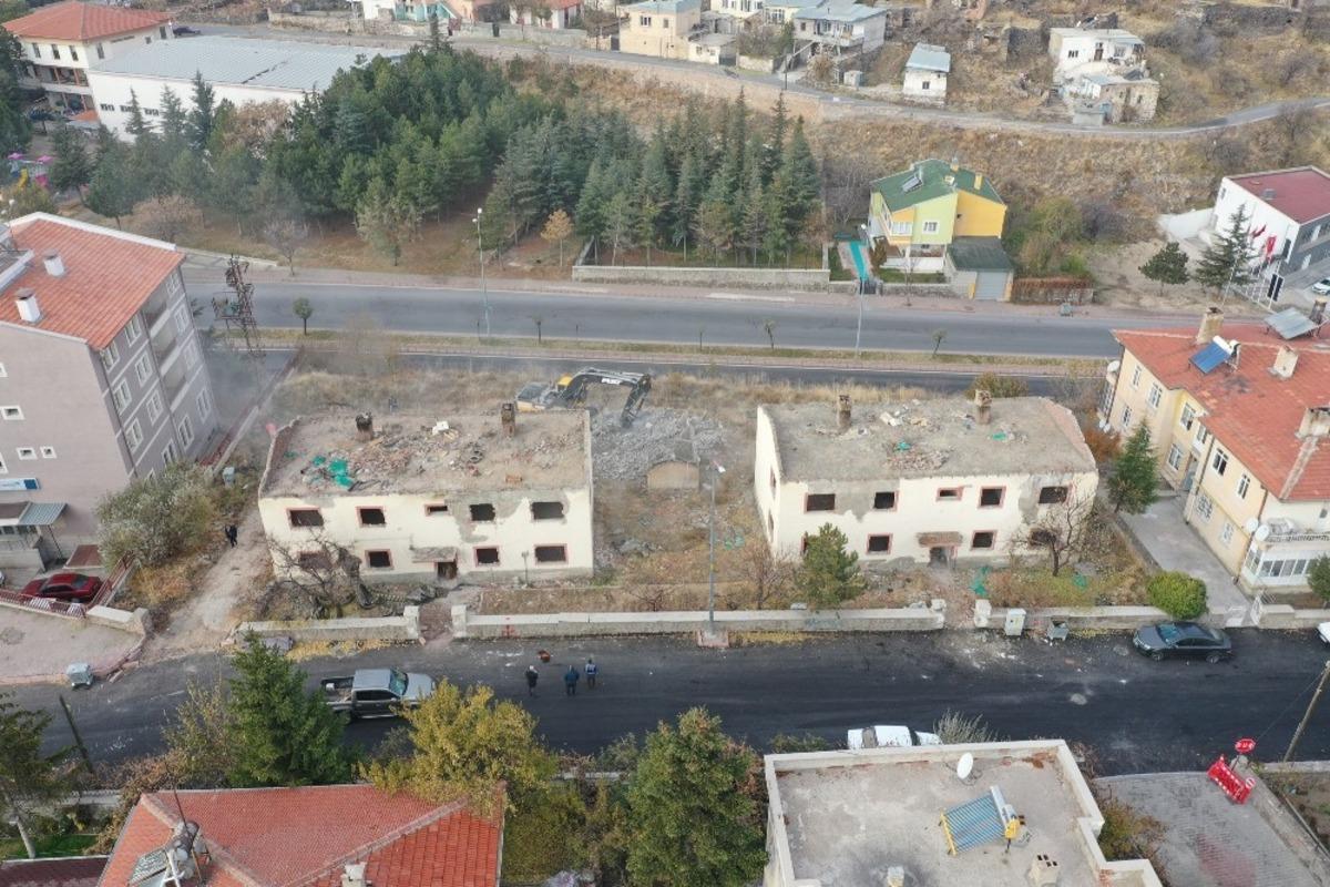 Hacılar&rsquo;da 1970 yılına ait eski lojmanlar yıkıldı