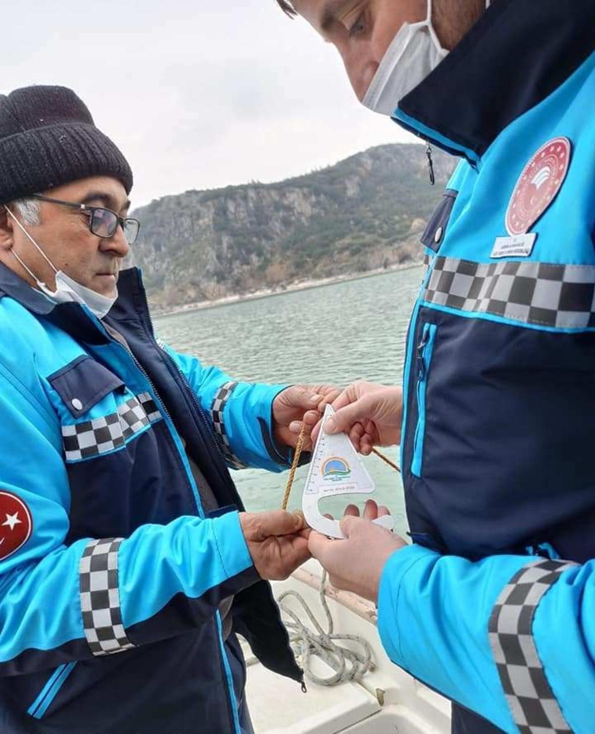 Eğirdir G&ouml;l&uuml;&rsquo;nde 820 adet kerevit pinterine el konuldu