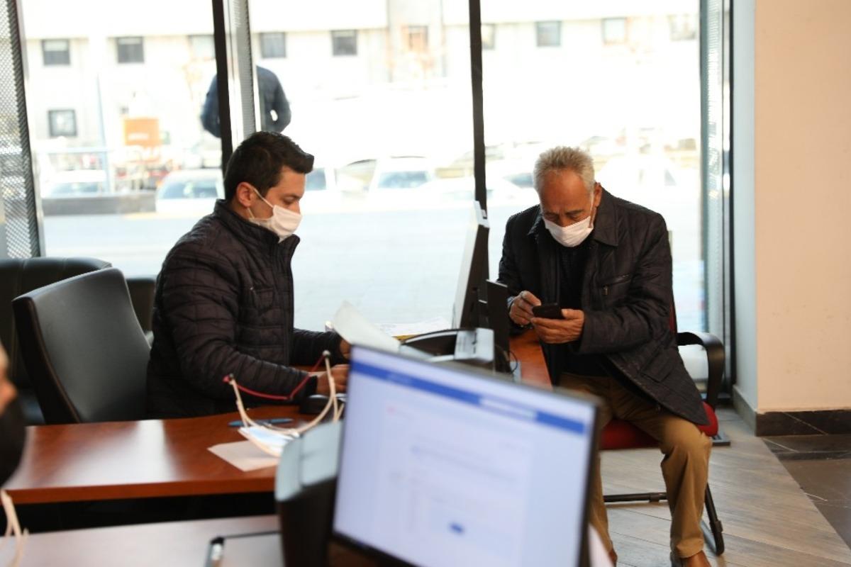 Melikgazi&rsquo;ye gelen vatandaşın sağlığı i&ccedil;in HES kodu almaya yardımcı olunuyor