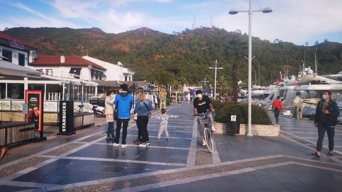 Marmaris&rsquo;te vatandaşlar g&uuml;zel havanın keyfini s&uuml;r&uuml;yor