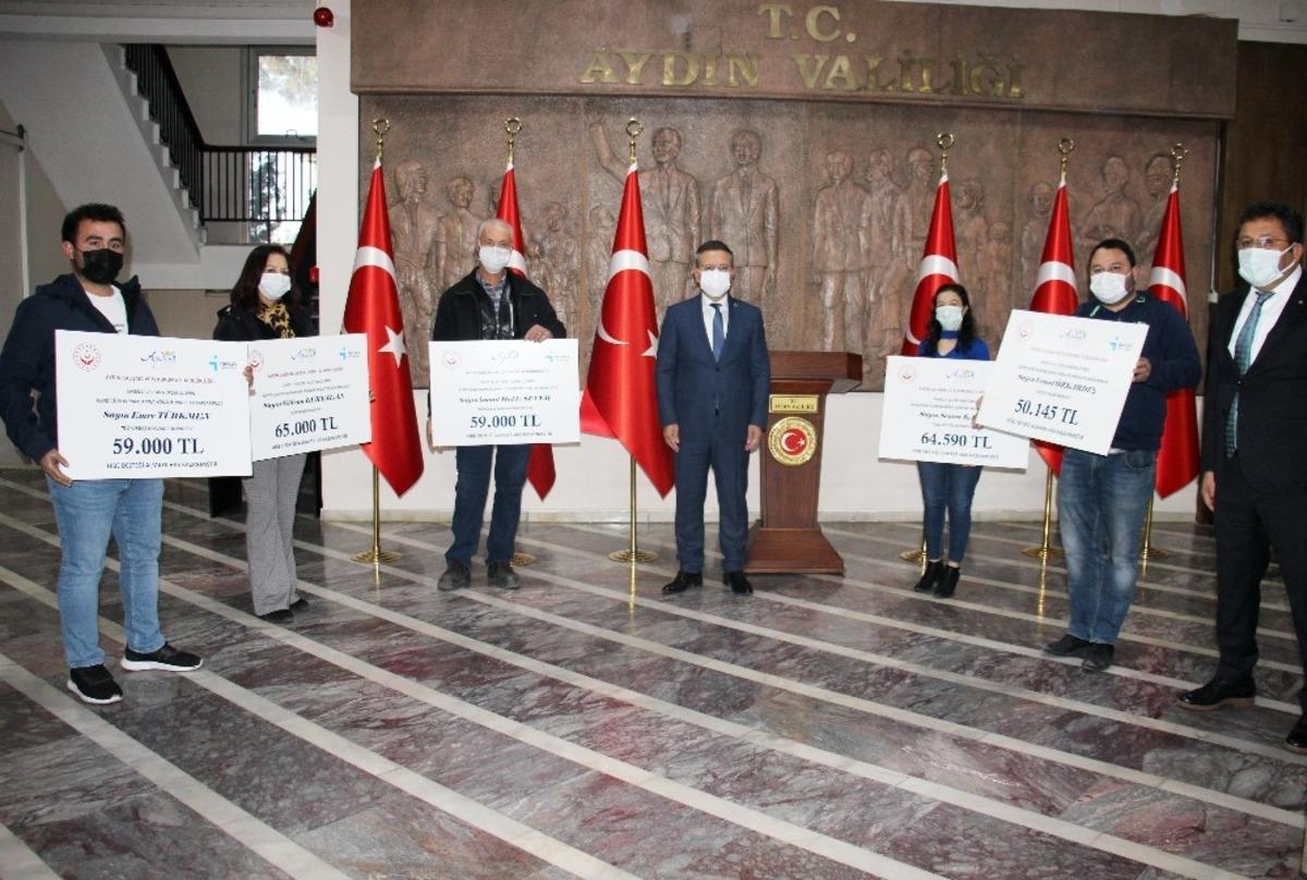 Vali Aksoy, 5 engelliye hibe &ccedil;eklerini teslim etti