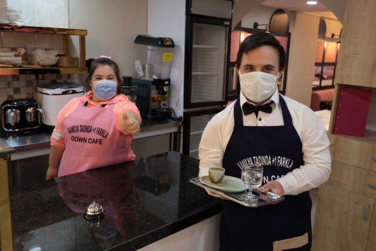 G&ouml;lc&uuml;k&rsquo;te kurulan Down kafe hizmet i&ccedil;in g&uuml;n sayıyor