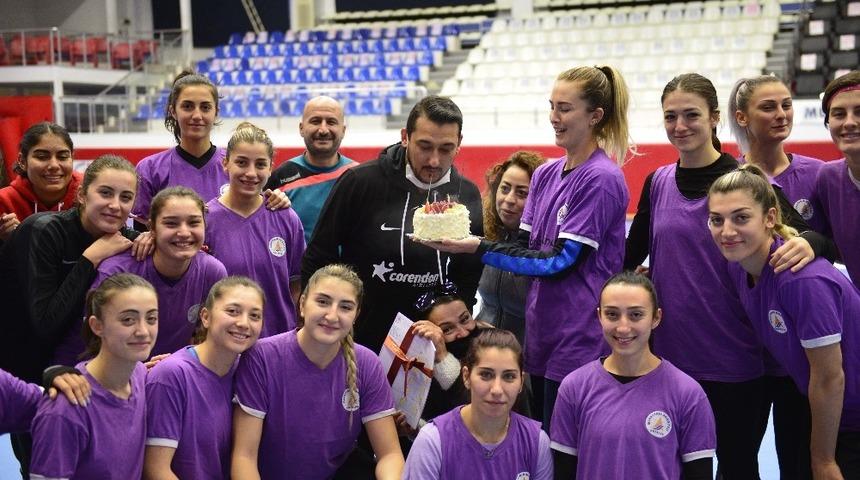 Muratpaşa kadın hentbol takımı, antren&ouml;rlerinin doğum g&uuml;n&uuml;n&uuml; kutladı