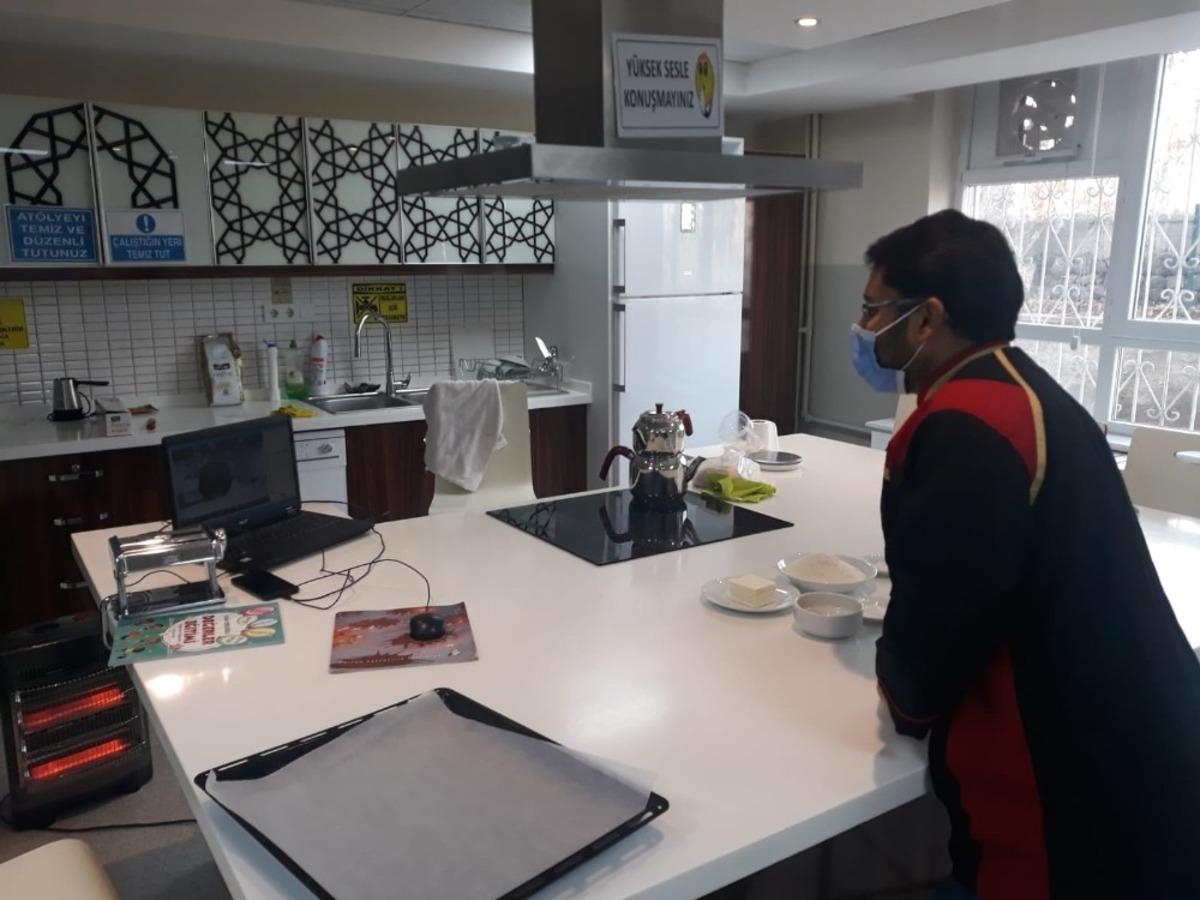 &Ouml;zel &ouml;ğrenciler h&uuml;nerlerini video konferans ile sergiledi