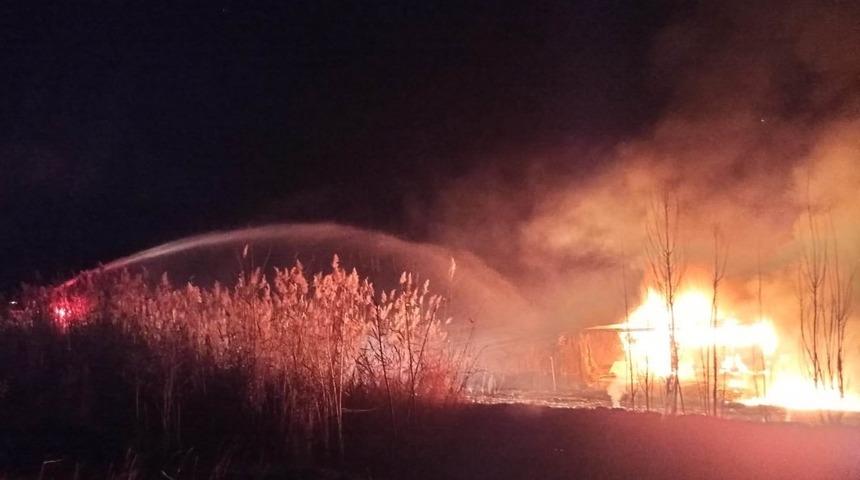 Park halindeki minib&uuml;s alev alev yandı