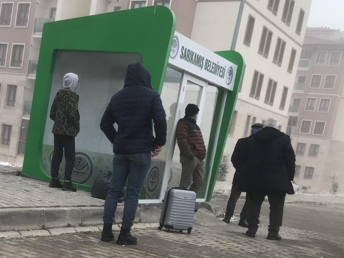 Sarıkamış&rsquo;ta durak var ama kapı kilitli