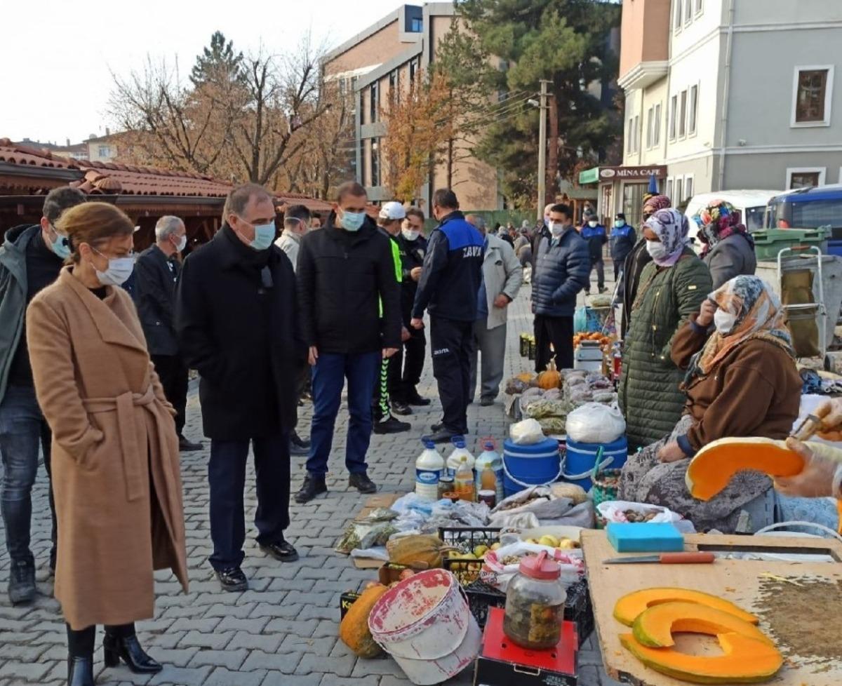 Kaymakam T&uuml;rk&ouml;z ve Başkan K&ouml;se&rsquo;den pazar yerinde Covid-19 denetimi