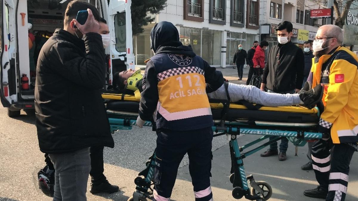 Hafif ticari ara&ccedil; ile kurye motoru &ccedil;arpıştı: 1 yaralı