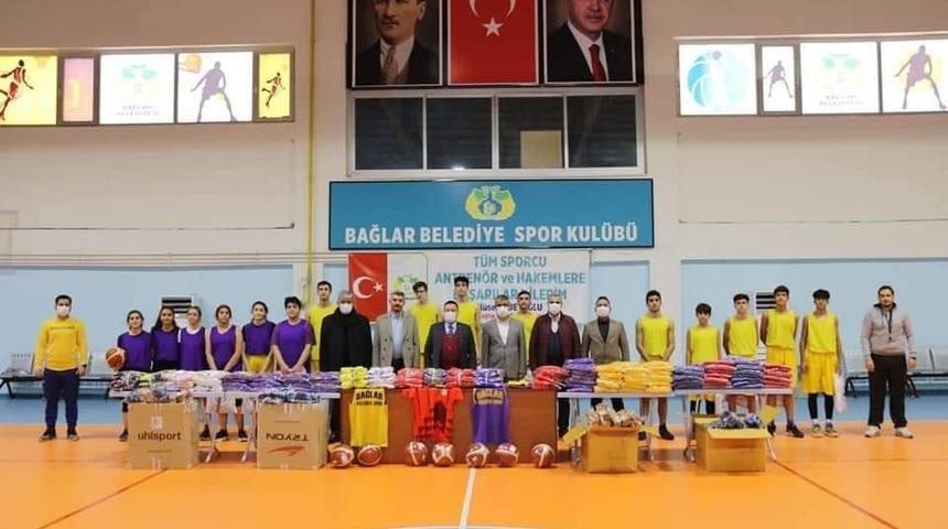 Basketbol takımlarına malzeme desteği