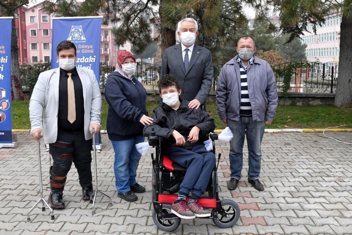 Isparta Belediyesi y&uuml;r&uuml;me engellilere 100 adet ak&uuml;l&uuml; tekerlekli sandalye hediye etti