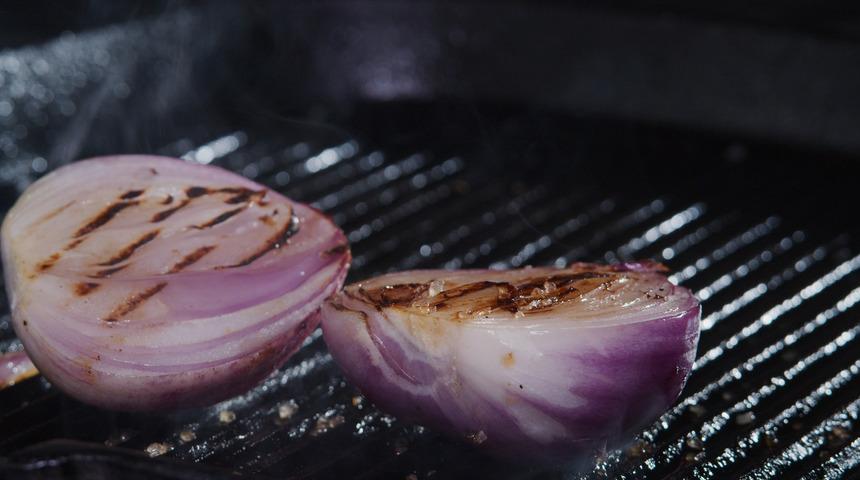 Her gece yarım soğanı yatak odasına koyun! Sonuca inanamayacaksınız