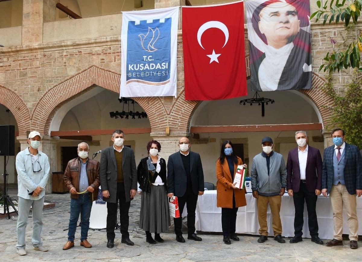 Kuşadası Belediyesi 75 &ouml;ğrenciye daha tablet dağıttı