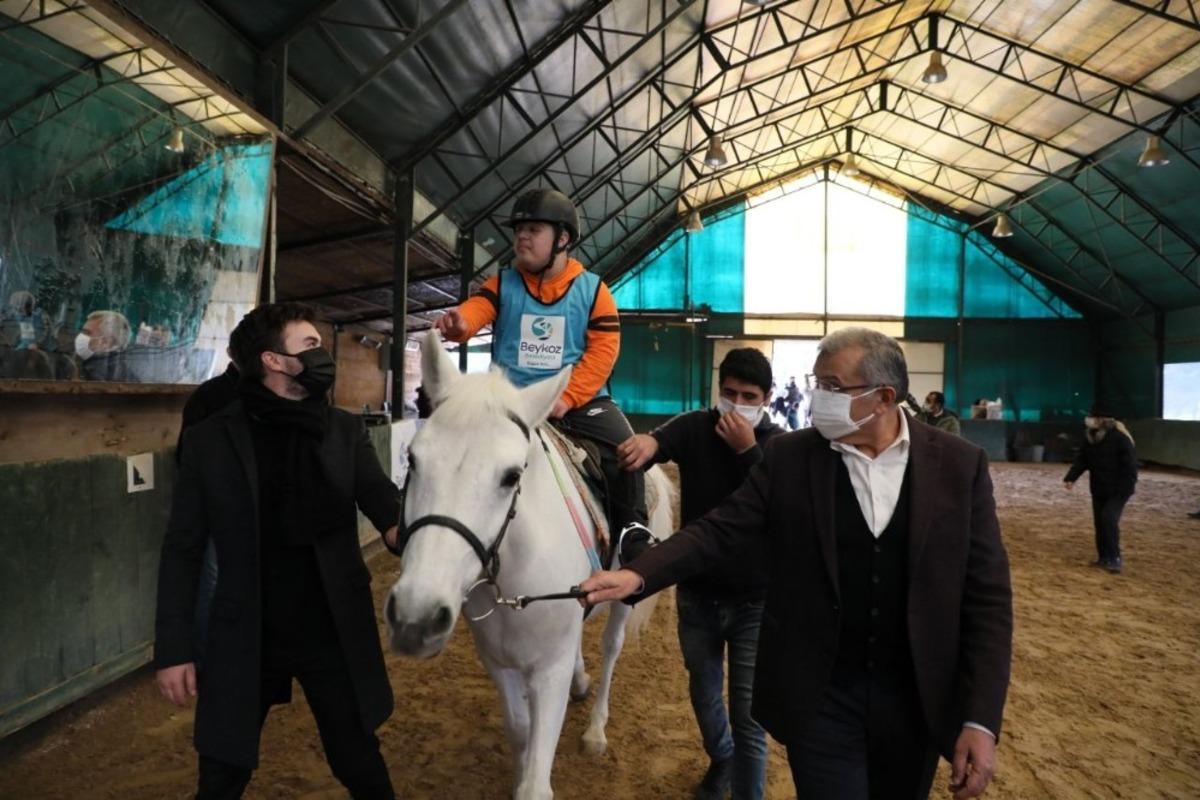 Otizmli &ccedil;ocuklar Beykoz&rsquo;da Mustafa Ceceli ve atla terapiyle buluştu