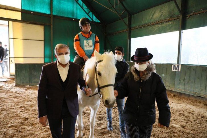 Otizmli çocuklar Beykoz’da Mustafa Ceceli ve atla terapiyle buluştu G2