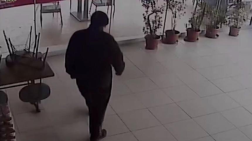 Maskeli hırsız bahşiş paralarını da çaldı