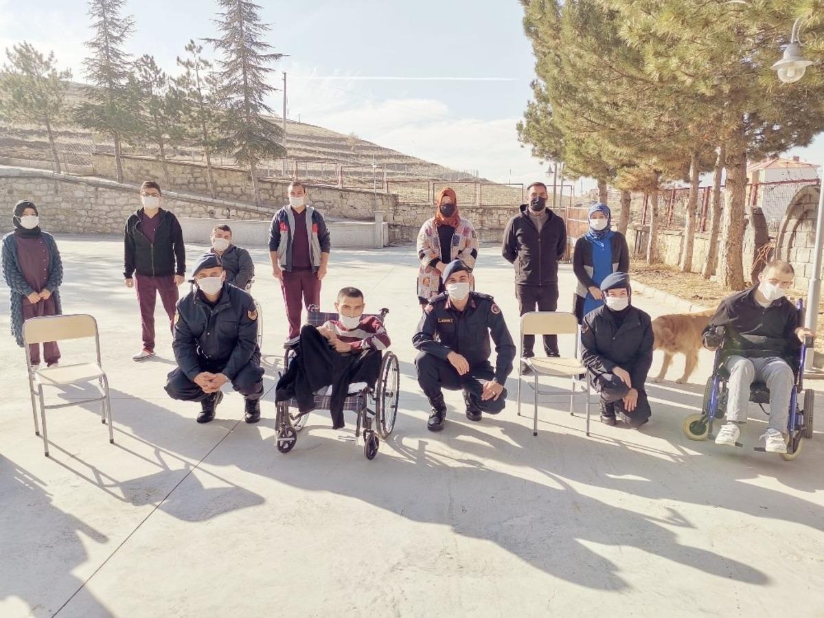 Jandarmadan &ouml;zel &ccedil;ocuklara ziyaret