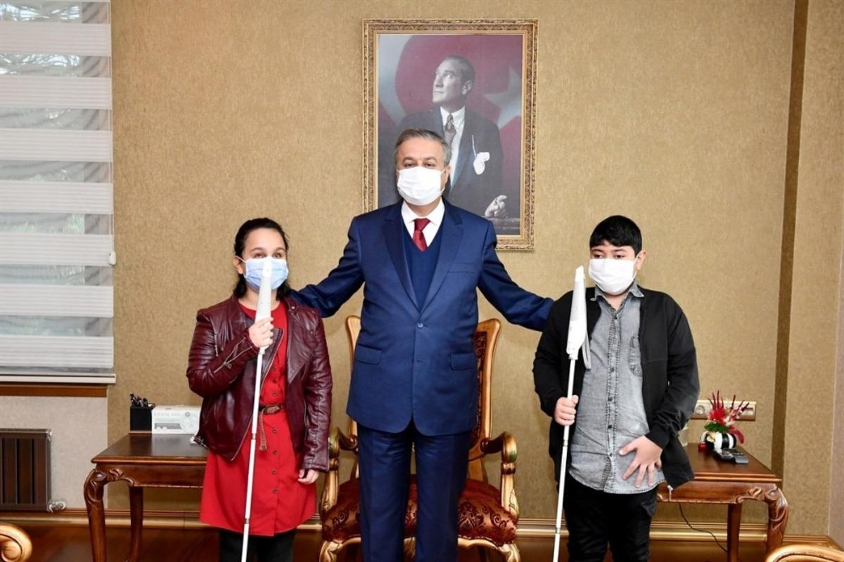 Vali Su, g&ouml;rme engelli gen&ccedil;lere akıllı baston hediye etti
