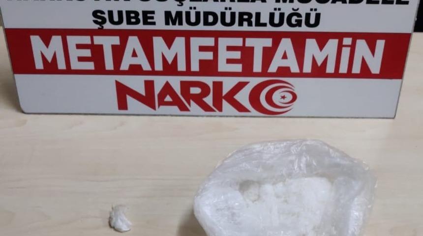 Polisin ş&uuml;phesiyle yolda durdurulan ara&ccedil;tan uyuşturucu &ccedil;ıktı