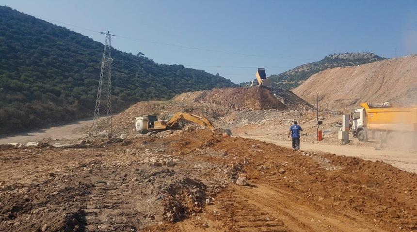 247 futbol sahası b&uuml;y&uuml;kl&uuml;ğ&uuml;nde hafriyat bertaraf edildi