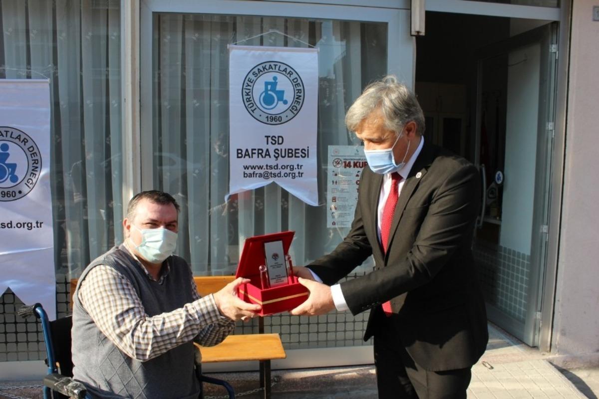 Şube başkanına onur &ouml;d&uuml;l&uuml;