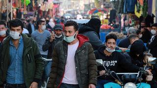 Adana'da koronavirüse davetiye çıkaran kalabalık