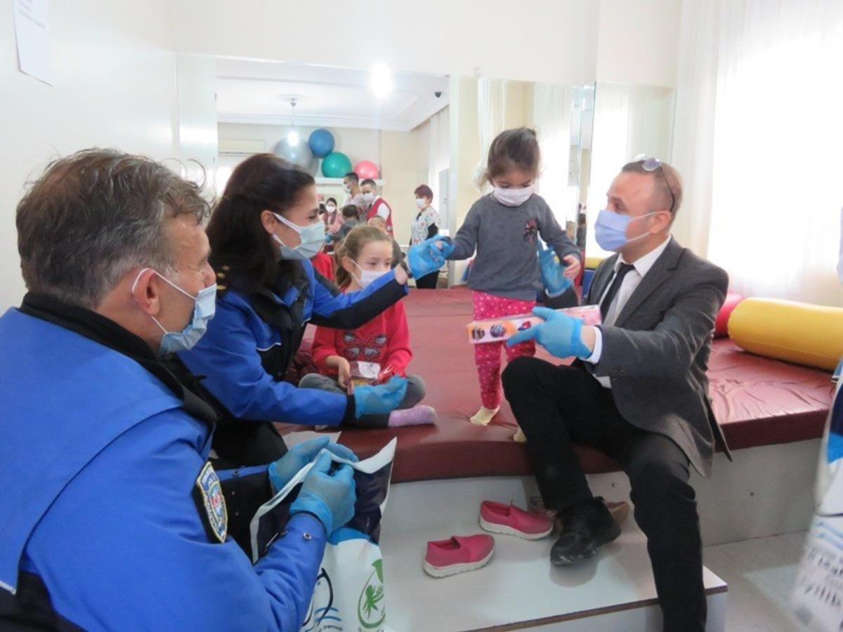 Toplum Destekli polisler, engelli &ccedil;ocukları sevindirdi