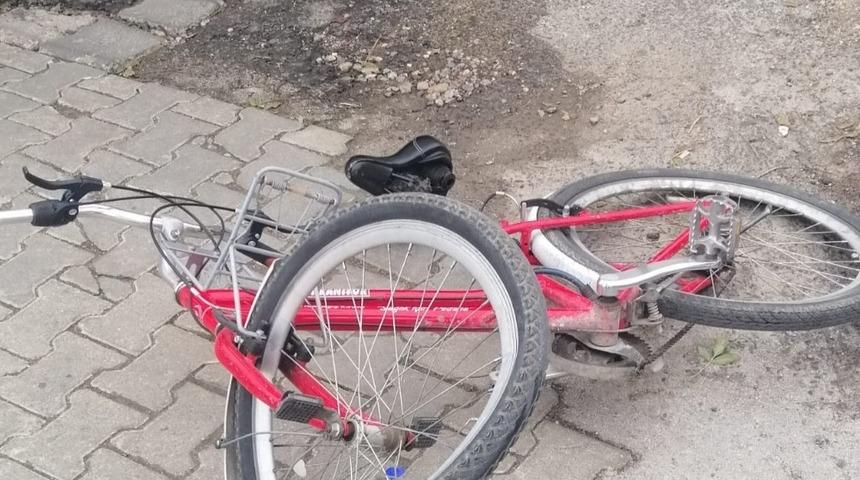 Otomobile &ccedil;arpan bisikletli &ccedil;ocuk yaralandı