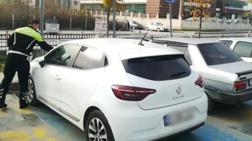 Trafik ekipleri, engelli parklarına park eden s&uuml;r&uuml;c&uuml;lere ceza yağdırdı