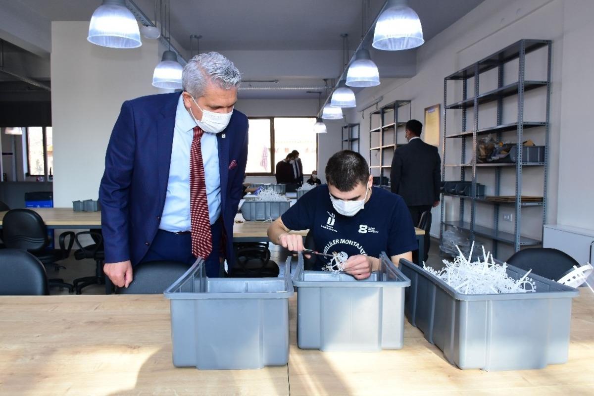Başkan K&uuml;peli, Engelliler Montaj At&ouml;lyesi&rsquo;ni ziyaret etti