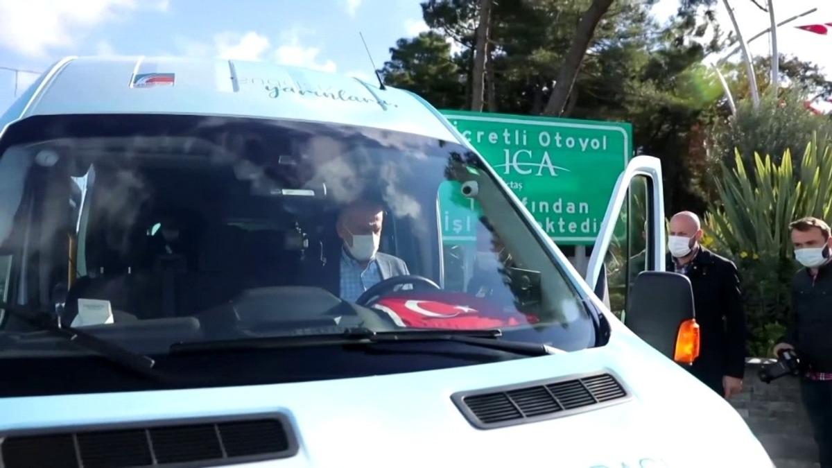 &Ccedil;ekmek&ouml;y Belediye Başkanı Ahmet Poyraz engelsiz taksinin direksiyonuna ge&ccedil;ti