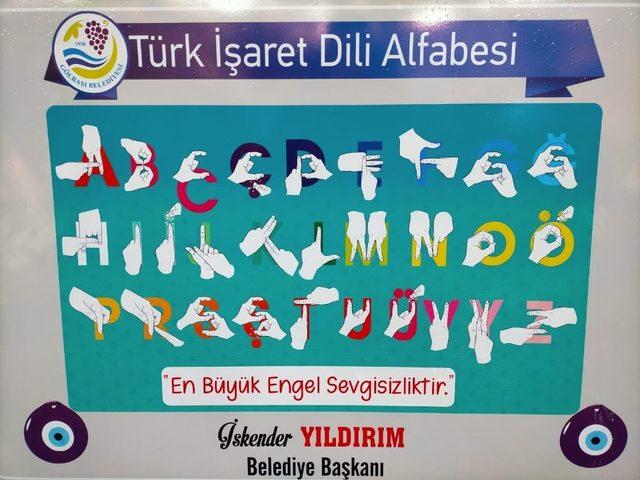 Gölbaşı ilçesinin belirli bölgelerine işaret dili tabelası yerleştirdi