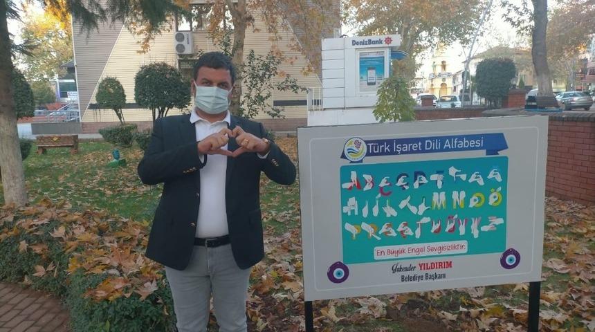 Gölbaşı ilçesinin belirli bölgelerine işaret dili tabelası yerleştirdi