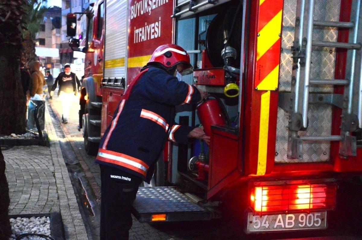 Apartmanın bacasında &ccedil;ıkan yangın itfaiye ekiplerince s&ouml;nd&uuml;r&uuml;ld&uuml;