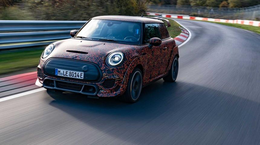 Yeni 2021 MINI JCW Electric 'in ilk teaser görüntüleri ortaya çıktı