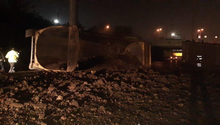 Zeytinburnu'nda hafriyat kamyonu devrildi, tonlarca toprak yola dağıldı