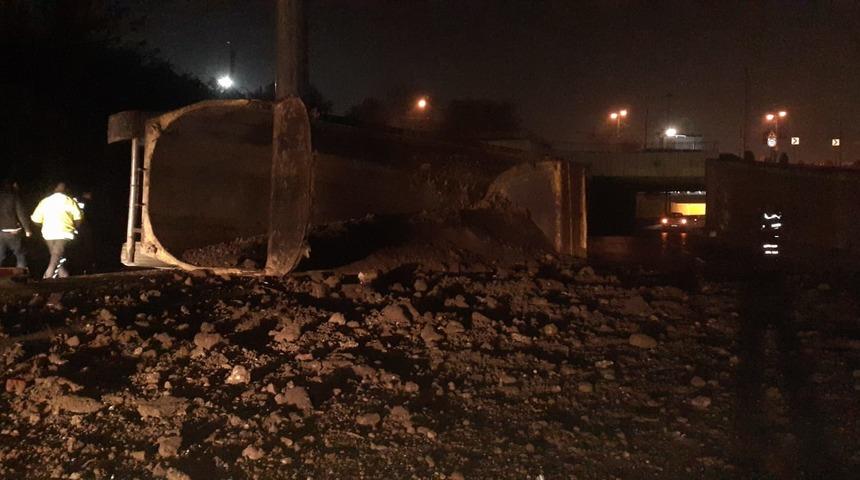 Zeytinburnu'nda hafriyat kamyonu devrildi, tonlarca toprak yola dağıldı